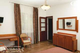 Отель Hotel Complex Kupava Podvorki Номер с кроватью размера «king-size» и балконом-1